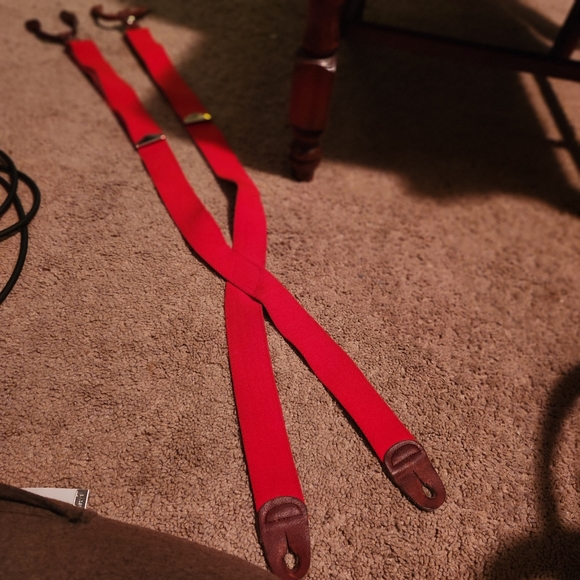 Red suspenders (BUTTON) - Picture 1 of 3
